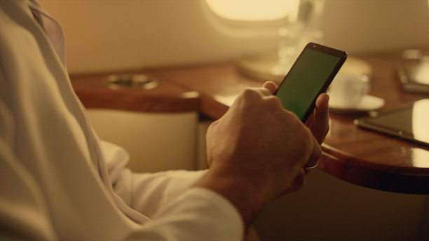 乘客手持绿色手机特写。经理短信色度键图片下载