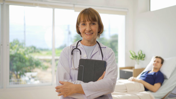 在疗养院或诊所进行医疗保健治疗时，白人医生在医院病床上检查病人身体的照片。人们的生活方式图片下载