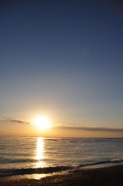 从海上升起的美丽日出景观图片下载