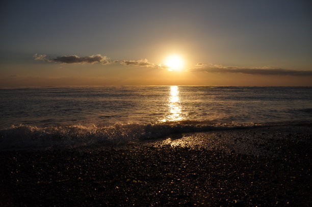 从海上升起的美丽日出景观图片下载