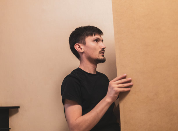 一个年轻人正从壁橱里拿着胶合板。图片下载