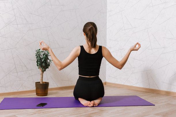 女运动员在家庭房间做瑜伽图片下载