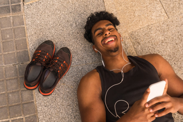 一名中东男子做了一些运动后躺在地上放松的俯视图图片下载