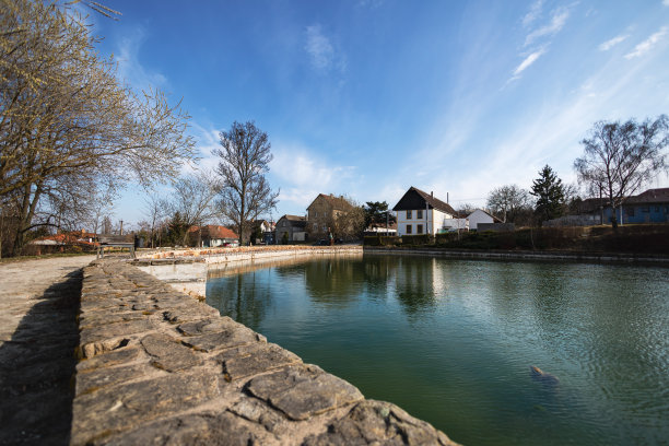 美丽的照片，一些房子反射在公园的游泳池。图片下载