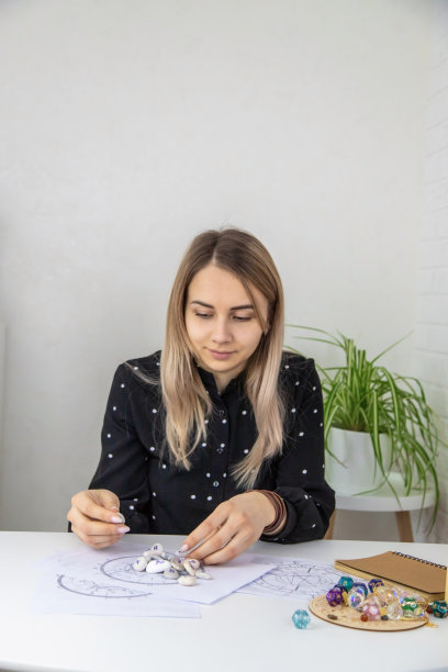 女数字命理家占星家计算数字。有选择性的重点。图片下载