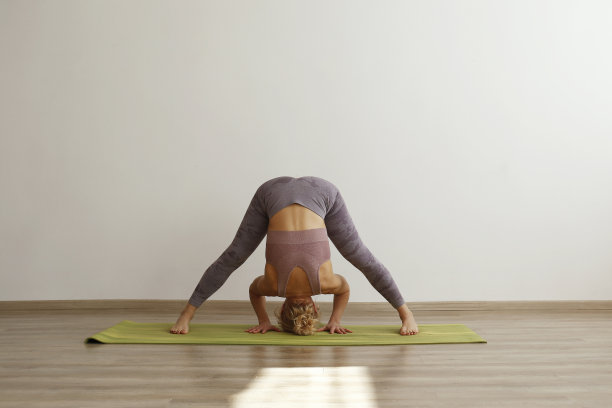 成年女子做瑜伽。图片下载