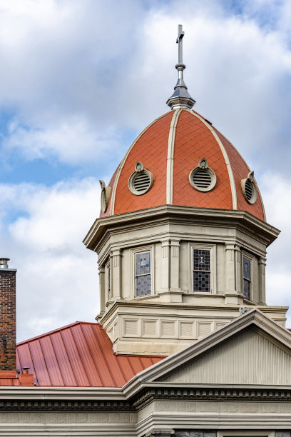 天主教堂上有一个十字架的圆顶指向天空的高度图片下载