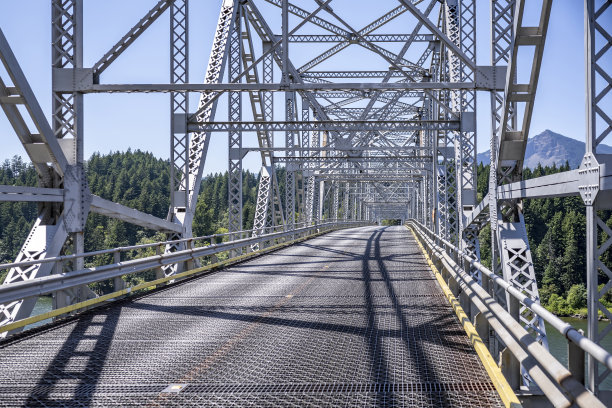 在风景如画的哥伦比亚峡谷，横跨哥伦比亚河的拱形桁架运输桥图片下载