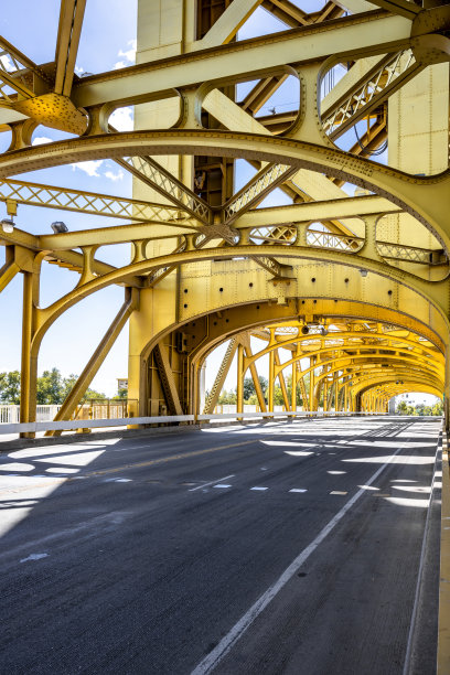 在老萨克拉门托，在阳光下发光的拱形桁架汽车和行人金桥图片下载