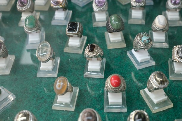 玛瑙石制成的戒指陈列出售图片下载