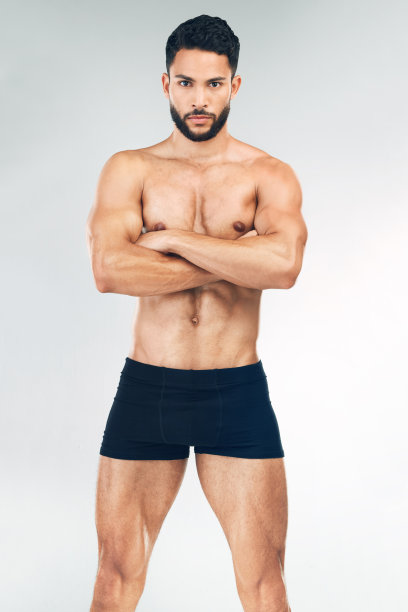健身，身体肖像和男子与双臂交叉在工作室在灰色背景。来自印度的健康、健康或严肃的健身模型，准备好锻炼、训练或锻炼肌肉或能量模型图片下载