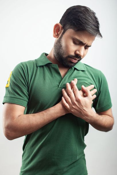 由于酸性，有人捂着胸痛区图片下载