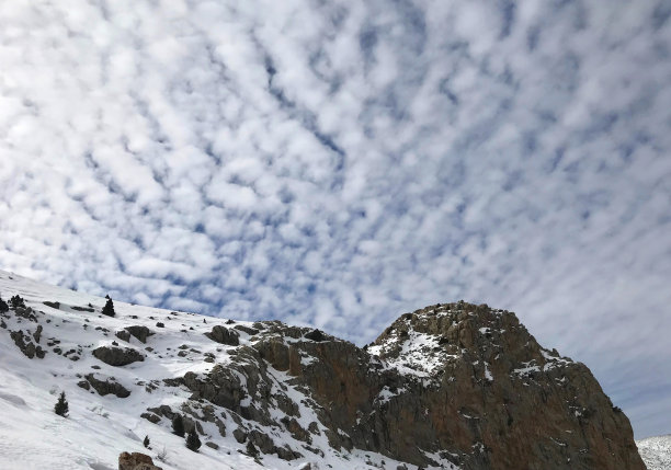 阿拉达格拉山脉的阴天图片下载