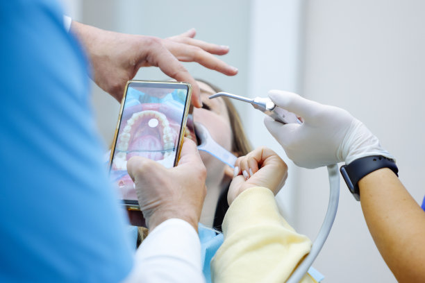 牙医用3d扫描仪扫描病人的牙齿。图片下载