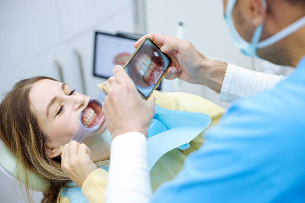 牙医用3d扫描仪扫描病人的牙齿。图片下载