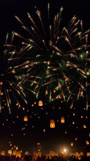 中国新年的烟花和孔明灯。图片下载