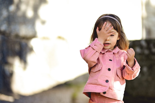 快乐的小女孩用手捂着脸，omg小女孩的情感图片下载