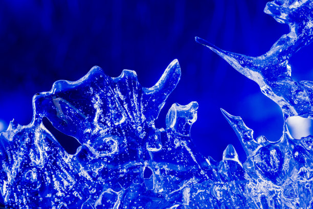 美丽的背景与冰图案的蓝色。桌面背景冰剪影。冻水的不同寻常的自然轮廓。健康药饮生态理念。图片下载