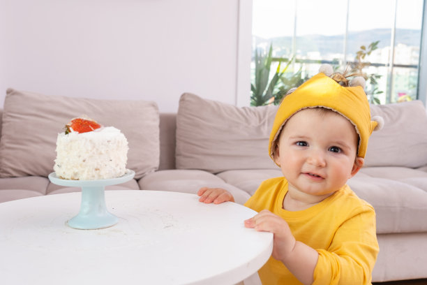 一岁男孩庆祝生日图片下载