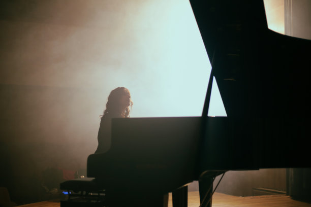 弹钢琴的女人图片下载