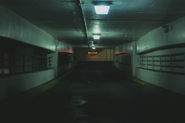 废弃地下停车场图片下载