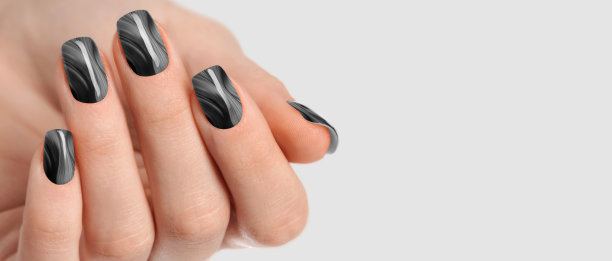 黑色指甲设计的女性手。黑色指甲油。图片下载