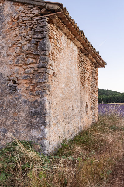 薰衣草地里的小石头建筑。图片下载
