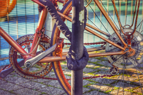 一辆旧而生锈的自行车停在英国布莱顿市图片下载