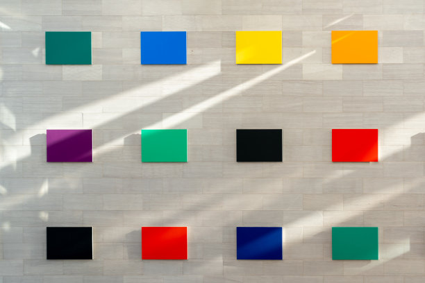 在自然光的照射下，墙上的彩色方块展示图片下载