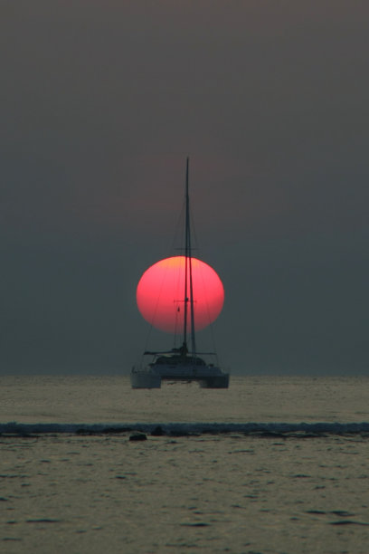 帆船和美丽的日落图片下载