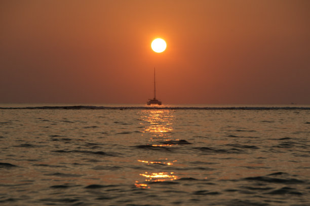 帆船和美丽的日落图片下载