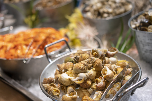 在自助餐的托盘上煮海螺图片下载