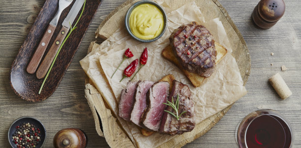 传统的烤肉盘上的肉排图片下载