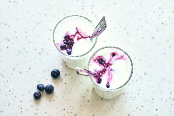 一杯希腊酸奶加蓝莓图片下载