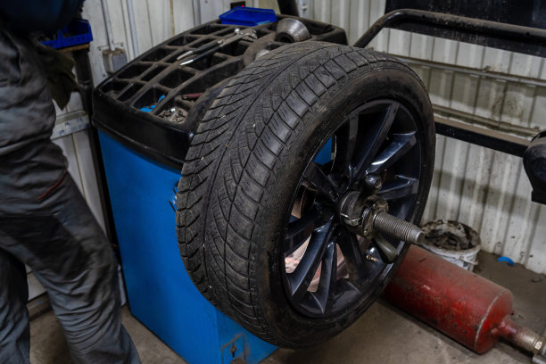 换轮胎的特写镜头。汽车轮胎配件图片下载