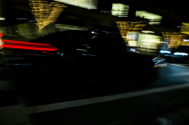 黑色的车在夜晚图片下载