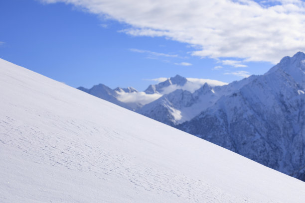 全景高山冬季景观山顶粉雪。意大利阿尔卑斯山滑雪场。图片下载