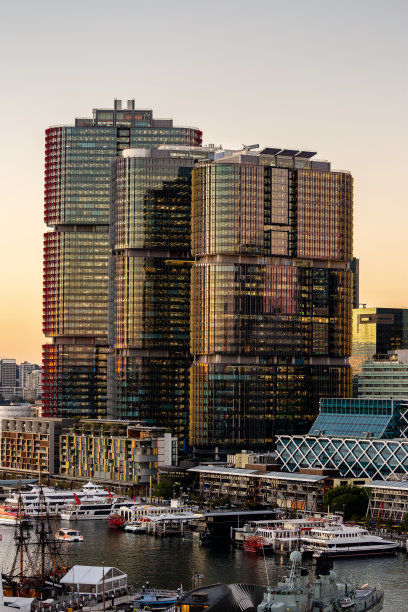 日落时分，悉尼的巴兰加鲁(Barangaroo)和国王街码头(King Street Wharf)岸边林立着城市办公楼和餐厅图片下载