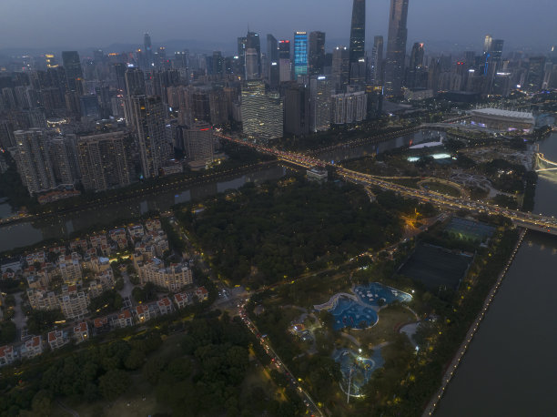 中国广州夜间全景天际线的航拍照片图片下载