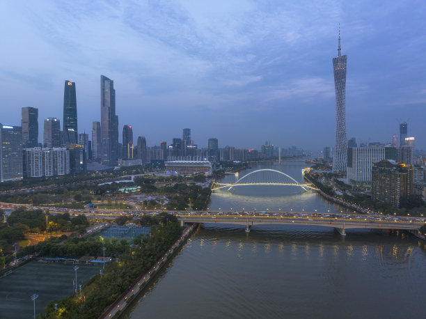 中国广州夜间全景天际线的航拍照片图片下载