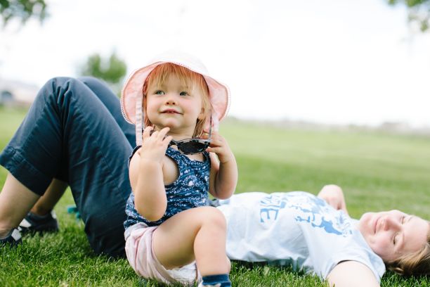 这张照片是一对可爱的母女俩在公园的草地上玩耍图片下载