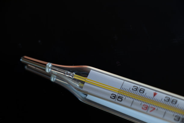 旧玻璃温度计在一个黑暗孤立的背景特写图片下载