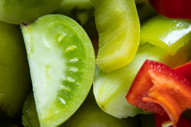 切片绿番茄为背景，微距照片，蔬菜图片下载