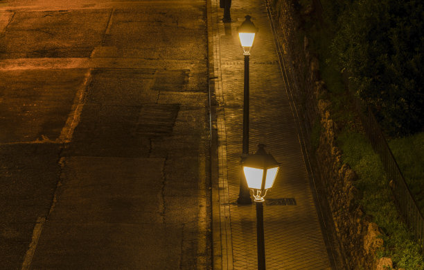 夜晚街道上的路灯。马德里,西班牙图片下载