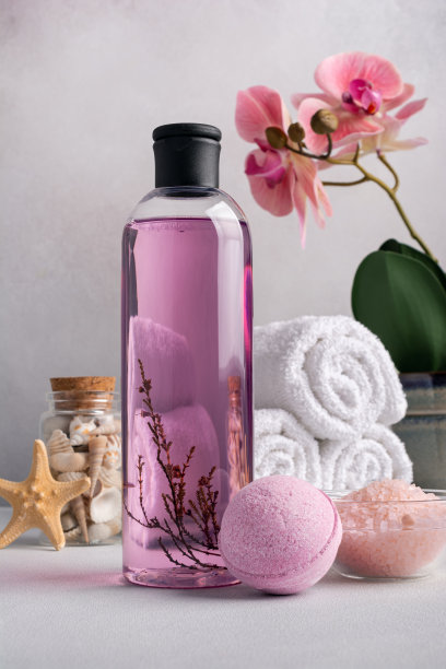 浴的概念。粉色沐浴露，沐浴露和海盐图片下载