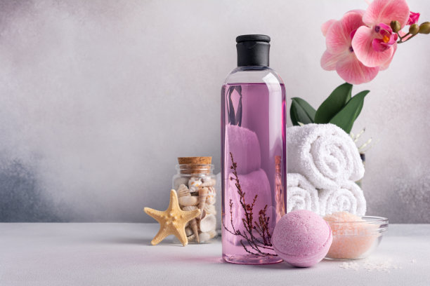 浴的概念。粉色沐浴露，沐浴露和海盐图片下载