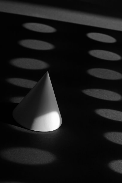 黑白背景上的圆锥形图片下载