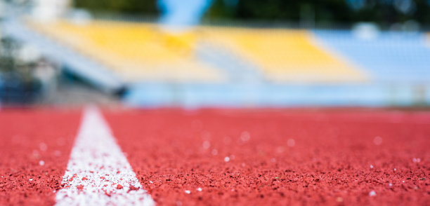 健康和运动。跑步者的路径。室外运动场的跑道。体育场，竞技场，足球场。健康的运动生活。健身房的跑步机。选择性聚焦的跑道。终点线图片下载