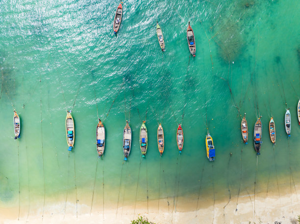 鸟瞰泰国普吉岛海上的长尾渔船图片下载