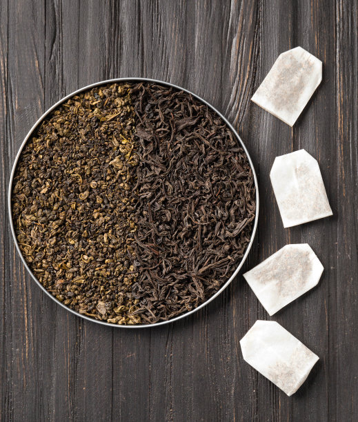 构成绿茶、红茶和茶包的顶视图复制空间图片下载